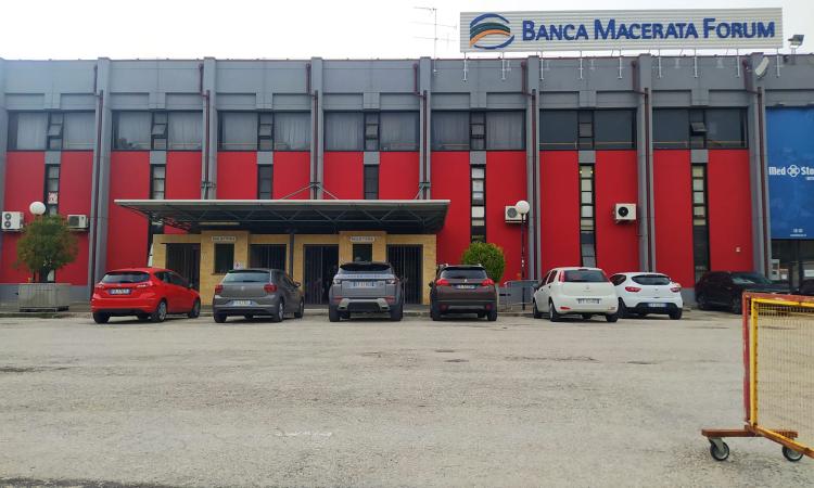 Macerata, lavori di ritinteggiaura per il Fontescodella: "Attenzione verso lo sport e le società"