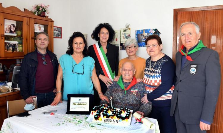 Elio Andreozzi festeggia il secolo di vita: cerimonia a Mogliano con il sindaco e le tre figlie