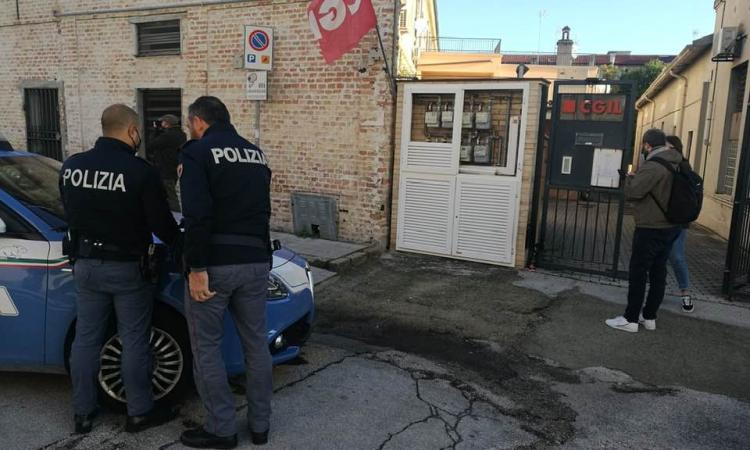 Ritrovata una Molotov davanti alla sede della Cgil di Jesi: "Il Sindacato non si farà intimidire"