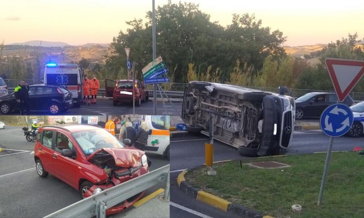 Macerata, pauroso incidente alla rotatoria, furgone si ribalta: due feriti al Pronto Soccorso (Foto)