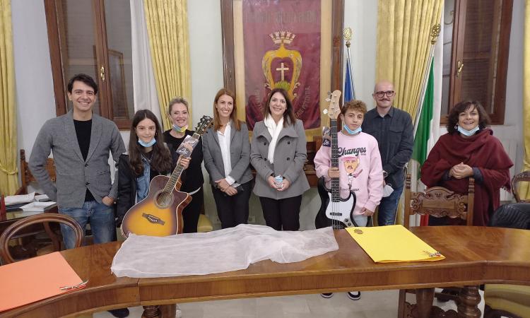 Potenza Picena, la Algam Eko dona due strumenti musicali alle scuole medie Potenza Picena, la Algam Eko dona due strumenti musicali alle scuole medie