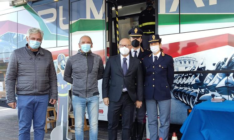 Lezioni sulla sicurezza stradale a Porto Recanati: arriva il pullman azzurro della Polizia Lezioni sulla sicurezza stradale a Porto Recanati: arriva il pullman azzurro della Polizia