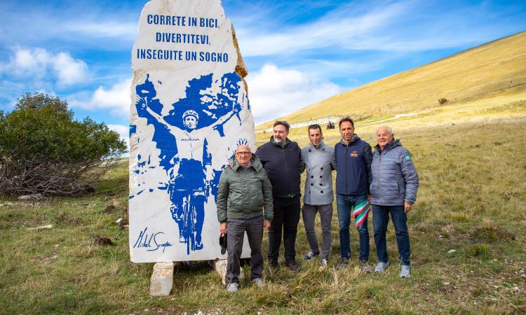 Sarnano, taglio del nastro per la stele dedicata a Michele Scarponi: presente Vincenzo Nibali Sarnano, taglio del nastro per la stele dedicata a Michele Scarponi: presente Vincenzo Nibali