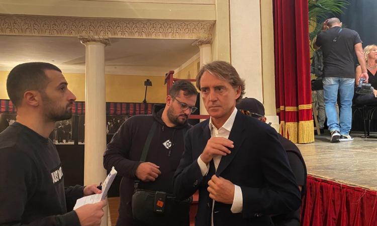Mancini torna in campo per le Marche: iniziate le riprese dei nuovi spot promozionali Mancini torna in campo per le Marche: iniziate le riprese dei nuovi spot promozionali