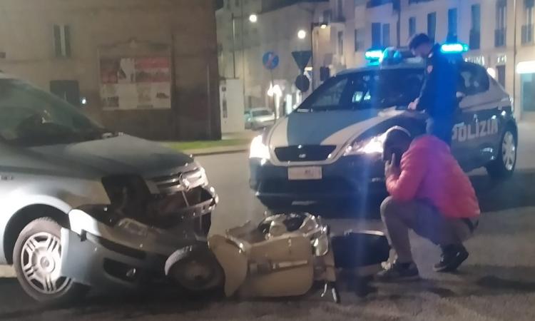 Macerata, scontro tra vespa e auto alla rotonda dello Sferisterio: un ferito (FOTO) Macerata, scontro tra vespa e auto alla rotonda dello Sferisterio: un ferito (FOTO)