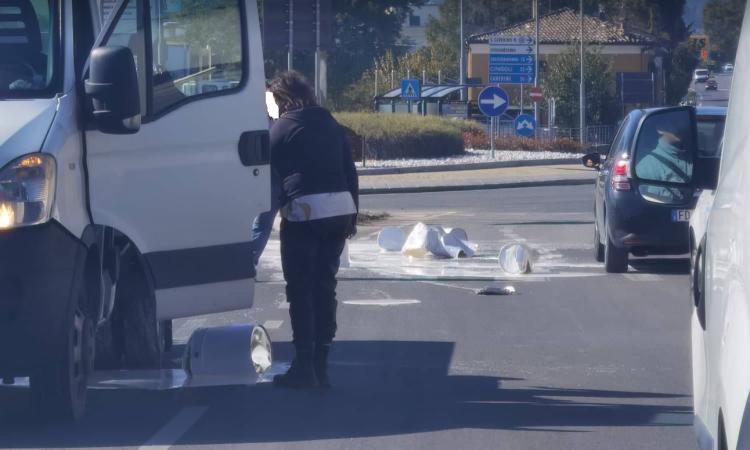 San Severino, furgone perde il carico: fusti di vernice finiscono in strada (FOTO) San Severino, furgone perde il carico: fusti di vernice finiscono in strada (FOTO)