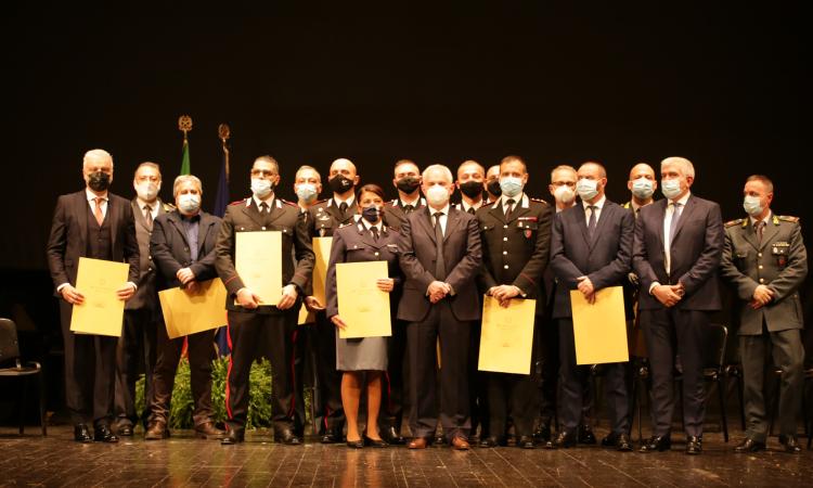 Macerata, 13 nuovi cavalieri e 3 ufficiali: consegnate le onorificenze ai militari che si sono contraddistinti Macerata, 13 nuovi cavalieri e 3 ufficiali: consegnate le onorificenze ai militari che si sono contraddistinti