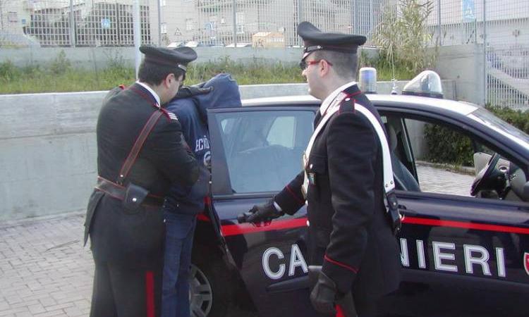 Montefano, le rubano il portafogli e chiedono 1000 euro per restituirlo: arrestato un uomo Montefano, le rubano il portafogli e chiedono 1000 euro per restituirlo: arrestato un uomo