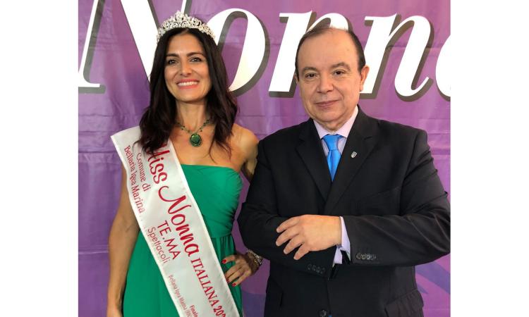 Elisabetta Farabolini vince il titolo di Miss Nonna: l'estetista di Macerata ha sbaragliato la concorrenza