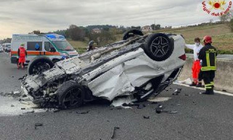 Schianto in A14, auto tampona tir e si ribalta: donna estratta dall'abitacolo e trasferita a Torrette