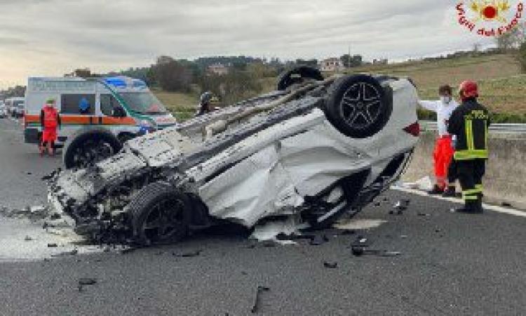 Schianto in A14, auto tampona tir e si ribalta: donna estratta dall'abitacolo e trasferita a Torrette Schianto in A14, auto tampona tir e si ribalta: donna estratta dall'abitacolo e trasferita a Torrette