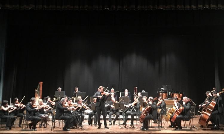 Il violinsta Milenkovich con la FIlarmonica Marchigiana accende il ritorno del pubblico al Lauro Rossi