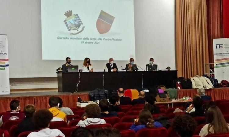 Toccare con mano la lotta alla contraffazione: studenti dell'ITE Gentili a lezione dalla Guardia di Finanza Toccare con mano la lotta alla contraffazione: studenti dell'ITE Gentili a lezione dalla Guardia di Finanza