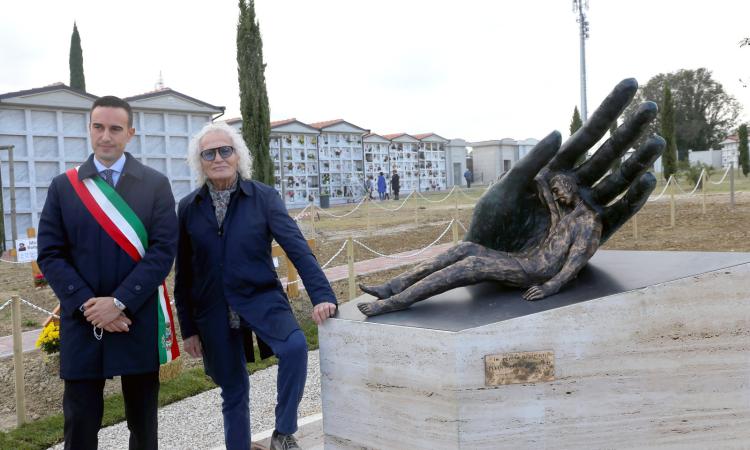 Un monumento dedicato alle vittime della pandemia: la nuova scultura di Nazareno Rocchetti (FOTO)