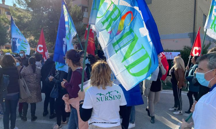 Santo Stefano, "Di notte solo 2 infermieri per 50 pazienti": anche il Nursind al sit-in di protesta