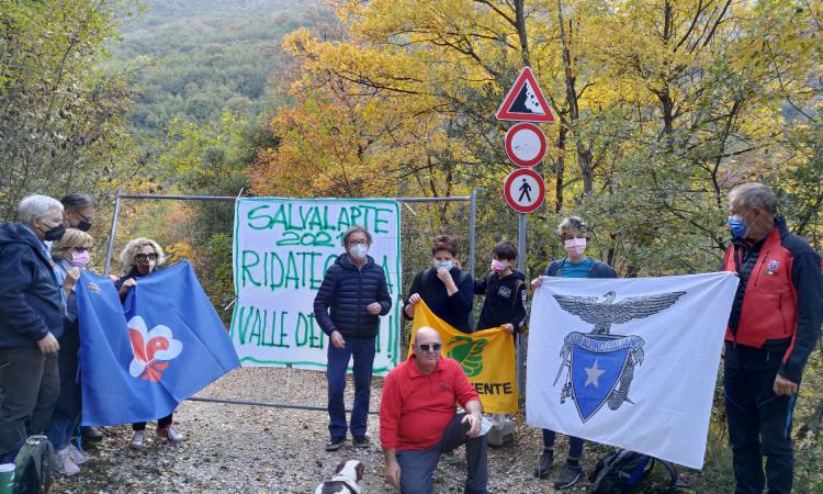 "Ridateci la Valle dei Grilli e l'Abbazia di Sant'Eustachio": flash mob a San Severino "Ridateci la Valle dei Grilli e l'Abbazia di Sant'Eustachio": flash mob a San Severino