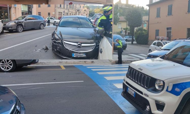 San Severino, carambola tra le auto parcheggiate dopo il tamponamento: 4 mezzi coinvolti (FOTO)