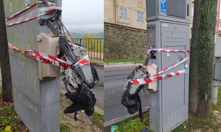 Macerata, vandali in azione nella notte: danneggiata centralina telefonica