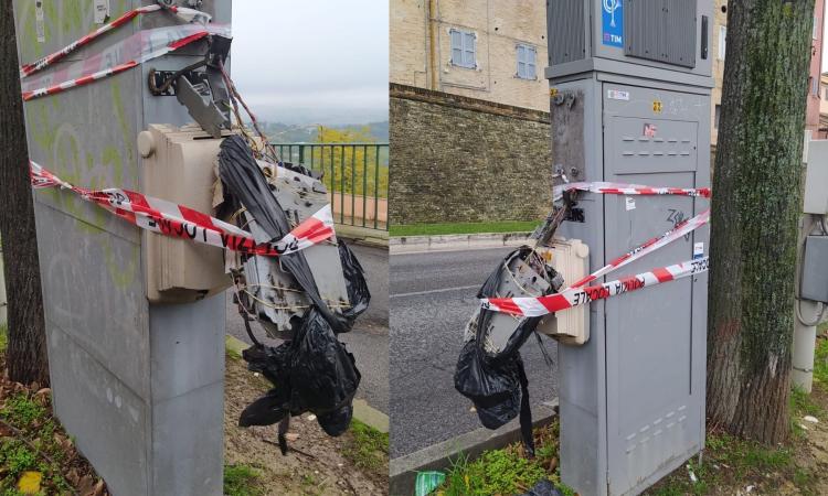 Macerata, vandali in azione nella notte: danneggiata centralina telefonica Macerata, vandali in azione nella notte: danneggiata centralina telefonica
