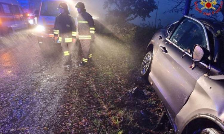 Drammatico incidente ad Apiro, auto finisce fuori strada: un morto e due feriti gravi Drammatico incidente ad Apiro, auto finisce fuori strada: un morto e due feriti gravi
