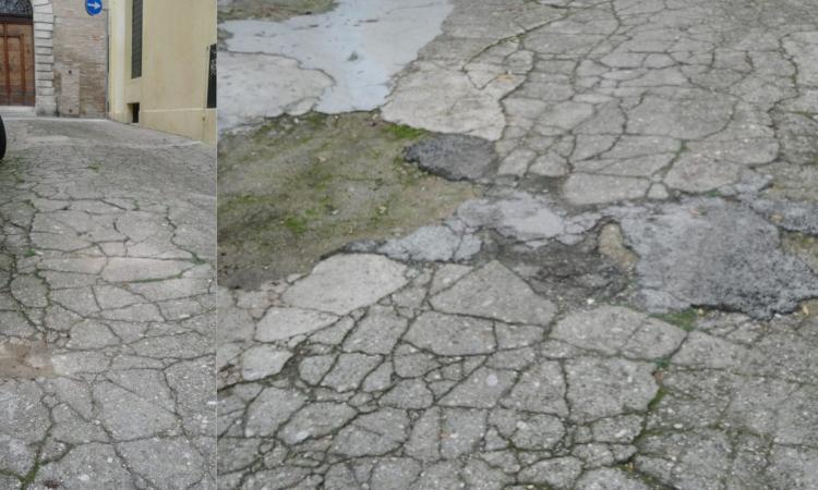 Recanati, "Rischio cadute e profonde crepe sull'asfalto in via Moroncini": la denuncia di Mariani Recanati, "Rischio cadute e profonde crepe sull'asfalto in via Moroncini": la denuncia di Mariani