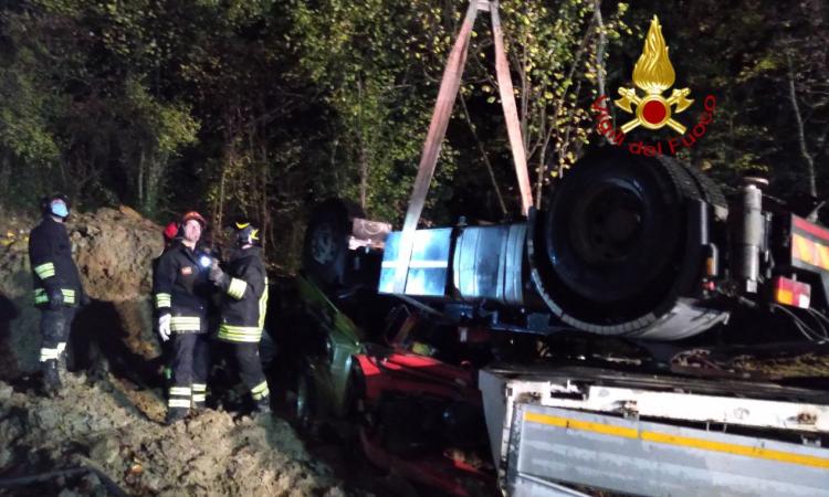 Camion precipita nel vuoto per 15 metri: perde la vita Simone Staffolani, 54enne di Corridonia