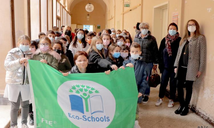 Progetti sull'ambiente: consegnate le bandiere verdi a quattro istituti scolatici civitanovesi Progetti sull'ambiente: consegnate le bandiere verdi a quattro istituti scolatici civitanovesi