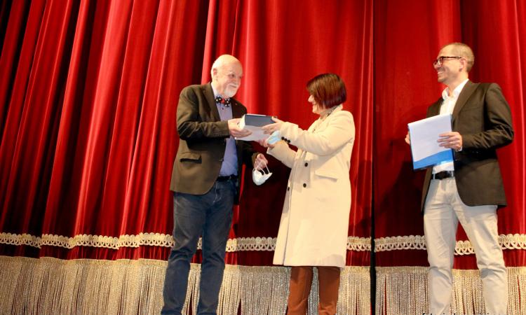 Civitanova, serata finale di "Caro Teatro": premiazioni e saluti sul palco dell'Annibal Caro Civitanova, serata finale di "Caro Teatro": premiazioni e saluti sul palco dell'Annibal Caro