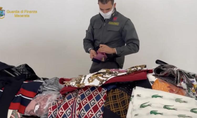 Civitanova, vendono al mercato stoffe e capi di note griffe della moda contraffatti: due denunciati Civitanova, vendono al mercato stoffe e capi di note griffe della moda contraffatti: due denunciati