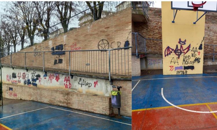 Civitanova, nel mirino i giardini del Pincio: imbrattati con vernice spray. "Vile atto vandalico"