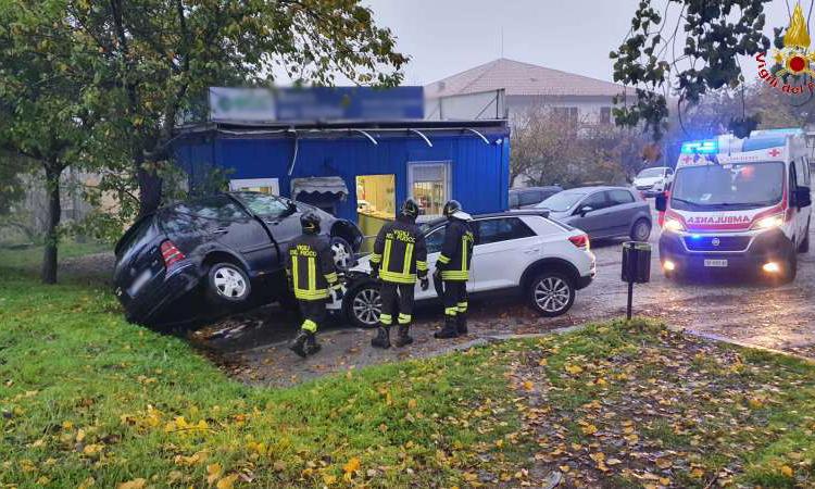 Rocambolesco incidente a Camerino: auto colpisce container e piomba sulla vettura in sosta