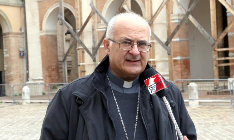 Fabriano, riunione no vax in chiesa: il vescovo Massara rimuove il parroco