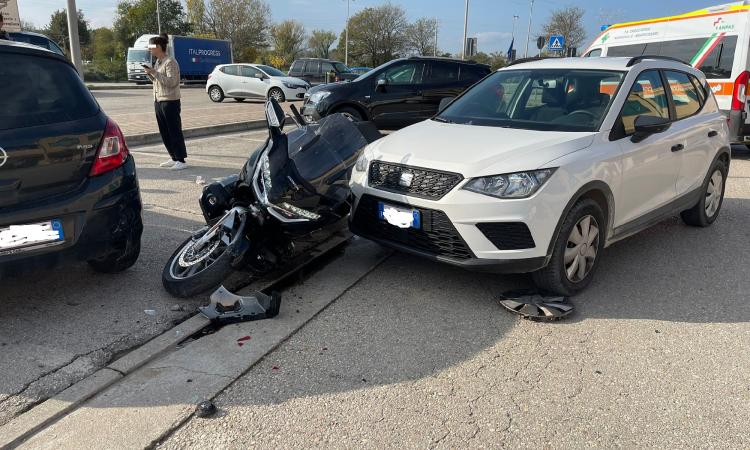 Morrovalle, scontro tra auto e scooter: un ferito all'ospedale