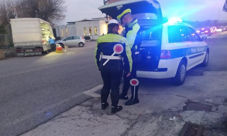 Macerata, violento scontro tra auto e bici: un uomo trasportato al pronto soccorso