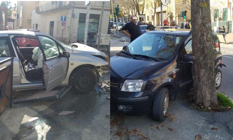 Macerata, pauroso schianto all'incrocio: un'auto finisce contro un palo, l'altra contro la veranda di un bar (FOTO)