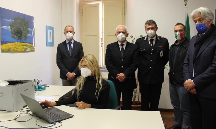 Macerata, il Prefetto Ferdani in visita all'ufficio Anagrafe per il lancio del nuovo servizio online Macerata, il Prefetto Ferdani in visita all'ufficio Anagrafe per il lancio del nuovo servizio online