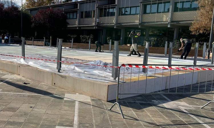 Castelraimondo si prepara al Natale. E inizia l'allestimento della grande pista di pattinaggio Castelraimondo si prepara al Natale. E inizia l'allestimento della grande pista di pattinaggio
