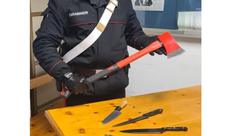 Corridonia, scopre che la figlia è incinta e minaccia di uccidere con un'ascia il futuro padre: arrestato Corridonia, scopre che la figlia è incinta e minaccia di uccidere con un'ascia il futuro padre: arrestato
