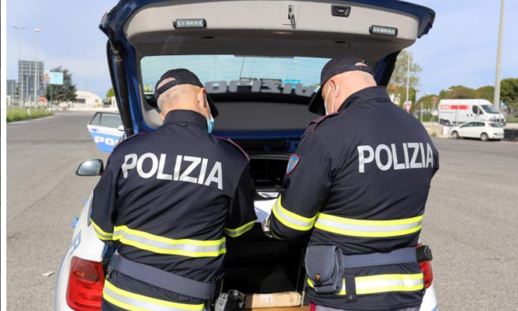 Giovane ricercato in tutta Italia: la Polizia lo arresta a Civitanova, era a casa di un pregiudicato Giovane ricercato in tutta Italia: la Polizia lo arresta a Civitanova, era a casa di un pregiudicato