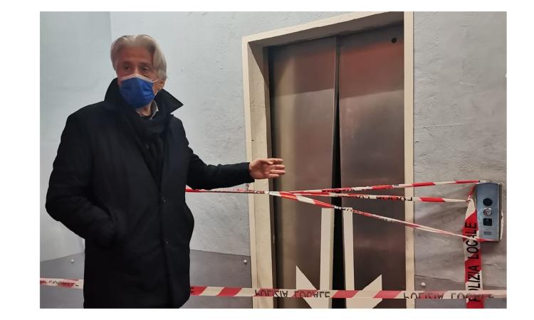 Movida selvaggia, vandalizzato l'ascensore del Park Sì: "Sono saliti in 11" Movida selvaggia, vandalizzato l'ascensore del Park Sì: "Sono saliti in 11"