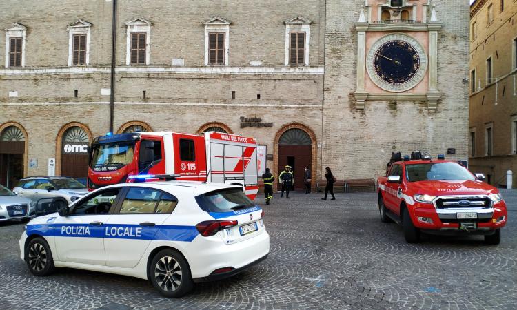 Scatta l'allarme al Teatro Rossi, sul posto la Polizia Locale e i Vigili del fuoco