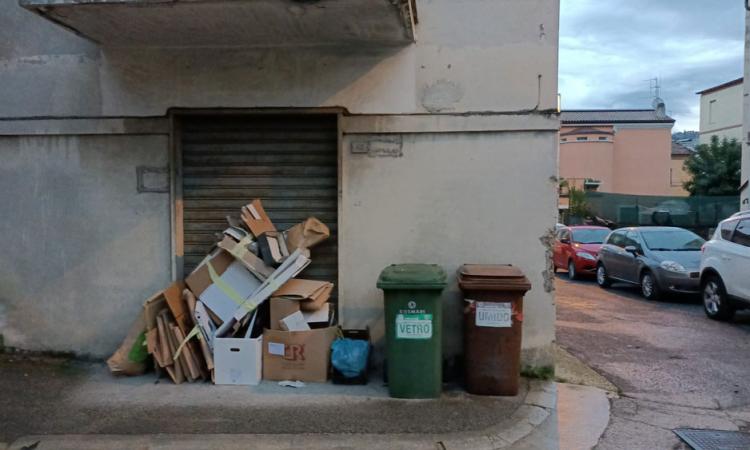 Tolentino, rifiuti abbandonati e conferiti in maniera irregolare: "Occorre senso civico"