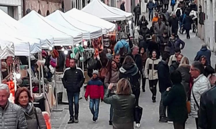 Recanati, al via i mercatini natalizi con l'iniziativa "La domenica è il dì di festa" Recanati, al via i mercatini natalizi con l'iniziativa "La domenica è il dì di festa"