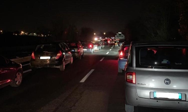 Morrovalle, pneumatico vagante in superstrada centra due vetture: il traffico va in tilt Morrovalle, pneumatico vagante in superstrada centra due vetture: il traffico va in tilt