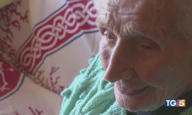 Fiastra, l'addio a nonna Peppina in santuario: "Di grandi donne come lei non nasceranno più" Fiastra, l'addio a nonna Peppina in santuario: "Di grandi donne come lei non nasceranno più"