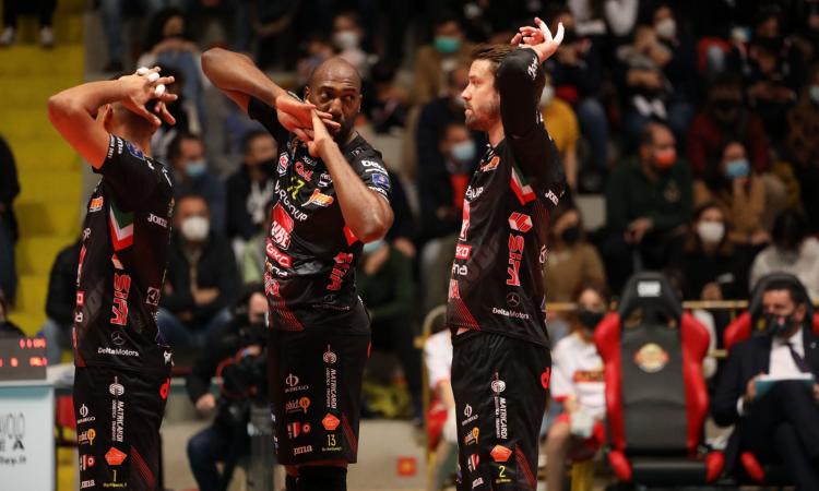 Una Lube inarrestabile conquista la sua sesta vittoria consecutiva. Trasferta calabrese vinta in tre set Una Lube inarrestabile conquista la sua sesta vittoria consecutiva. Trasferta calabrese vinta in tre set