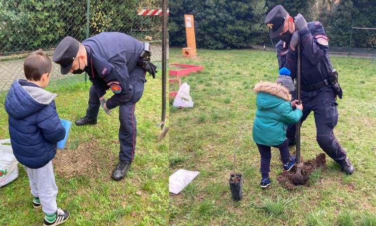 Macerata, due nuove alberi nel giardino della scuola: carabinieri forestali e bambini li piantano insieme