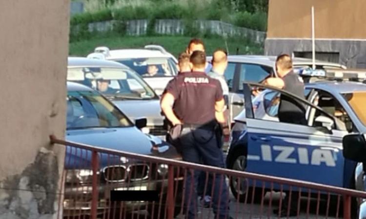 Spintonano studentessa e le rubano l'IPhone: due giovani in carcere minorile Spintonano studentessa e le rubano l'IPhone: due giovani in carcere minorile