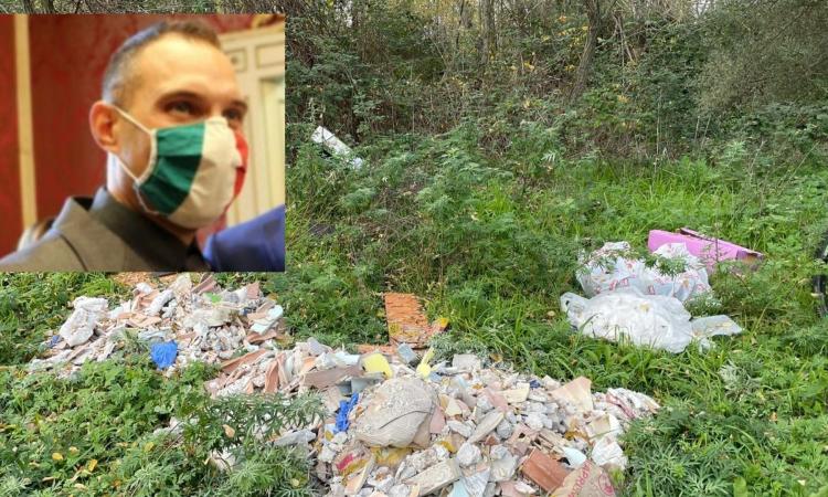 Macerata, abbandono di rifiuti lungo il fiume Potenza: multato il responsabile