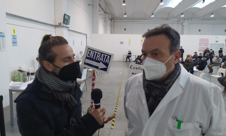 "Da piccoli abbiamo fatto tanti vaccini e la gente si preoccupa adesso?" Boom di accessi all'hub di Piediripa (VIDEO) "Da piccoli abbiamo fatto tanti vaccini e la gente si preoccupa adesso?" Boom di accessi all'hub di Piediripa (VIDEO)